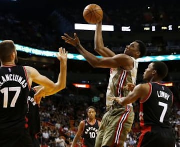 Hassan Whiteside ante Kyle Lowry y Jonas Valanciunas.