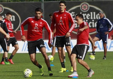 Los seleccionados argentinos
que han jugado con chilenos
