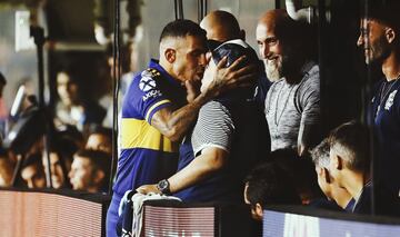 Beso entre Diego Armando Maradona y Carlos T¨¦vez.