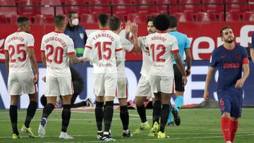 GRAF7583. SEVILLA, 04/04/2021.- Los jugadores del Sevilla celebran tras marcar ante el Atlético de Madrid, durante el partido de Liga en Primera División que disputan esta noche en el estadio Sánchez Pizjuán, en Sevilla. EFE/Ju