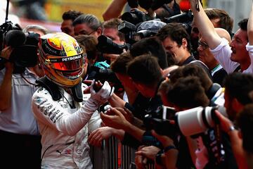 Lewis Hamilton celebrando con su equipo la victoria en Bélgica. 