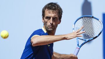 Gstaad (Switzerland Schweiz Suisse), 20/07/2023.- Albert Ramos-Vinolas of Spain in action against Lorenzo Sonego of Italy at the Swiss Open tennis tournament in Gstaad, Switzerland, 20 July 2023. (Tenis, Italia, España, Suiza) EFE/EPA/PETER SCHNEIDER
