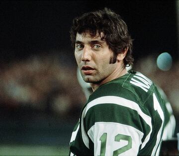 De 1965 a 1977 jug¨® en la NFL con los New York Jets y Los Angeles Rams. Fue campe¨®n del Super Bowl en la tercera edici¨®n de este juego y fue el MVP de ese 'Super Taz¨®n'. El quarterback tiene su n¨²mero 12 retirado en los Jets y fue lider de la NFL en yardas y pases de touchdown en 1972.