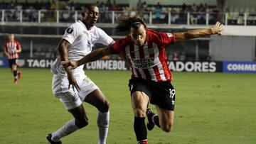 Jonathan Copete en la disputa de la pelota con Sebasti&aacute;n Dubarbier en el partido entre Santos y Estudiantes por Copa Libertadores