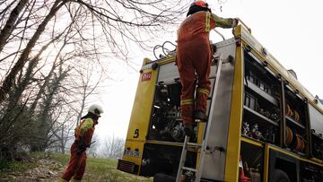 Bomberos de Asturias trabajan en la extinción de un incendio forestal, a 29 de marzo de 2023, en Toraño, Parres, Asturias (España). Según  el Servicio de Emergencias del Principado los bomberos han estado trabajando toda la noche en los focos de las localidades de Torañu, Parres, Lavadoria y Tineo y continúan intentando su extinción. Ahora mismo hay incendios activos en 19 municipios, 21 más que la noche de ayer. El Gobierno regional activó el jueves de la semana pasada el Plan de Incendios Forestales (INFOPA) en la fase de emergencia más baja, nivel 0. Las condiciones meteorológicas de hoy pueden dificultar la extinción de los fuegos al no esperarse precipitaciones y subir las temperaturas.
29 MARZO 2023;INCENDIO;INCENDIO FORESTAL;FUEGO;INCENDIO ACTIVO;BRIGADAS;CASCO;AGUA;MANGUERA;CAMIÓN;
Xuan Cueto / Europa Press
29/03/2023