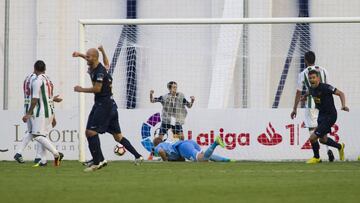 El Córdoba salva un punto en el 92' tras sufrir un gol olímpico