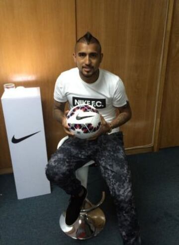 Arturo Vidal subi&oacute; una foto junto a la pelota. 