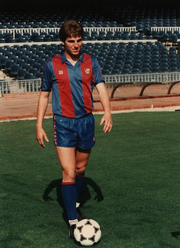 El jugador castellonense milit車 en el Barcelona desde 1986 hasta 1990. El dorsal '10' lo llev車 en la temporada 89/90.