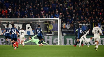 1-3. Baln al espacio para el jugador ingls del Real Madrid, se interna en el rea, finta a de Marten de Roon y saca un disparo con la pierna izquierda al palo largo, superando la estirada de Marco Carnesecchi.