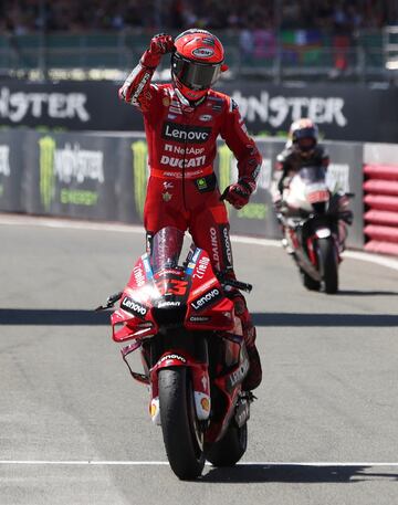 Celebración de Francesco Bagnaia tras proclamarse campeón del Gran Premio de Gran Bretaña.