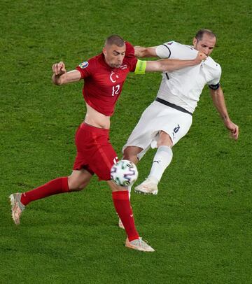 Giorgio Chiellini con Burak Yilmaz.