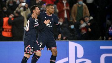 Messi y Mbappé celebran uno de los goles contra el Brujas.