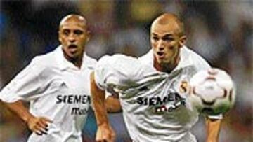 <b>EL MEJOR DEL PARTIDO</B>. Esteban Cambiasso encandiló al Bernabéu con su actuación del lunes, en la que apuntó una compenetración con Zidane que puede resultar clave en la temporada del Real Madrid.