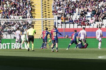 Lamine Yamal lanza una falta y el jugador del Girona Ladislav Krejci marca en propia puerta el 1-0 para el Barcelona. 




