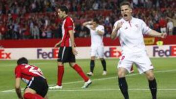 Gameiro celebra su tanto.