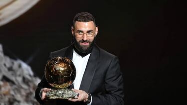 Karim Benzema posa con el trofeo del Balón de Oro que conquistó el pasado lunes.