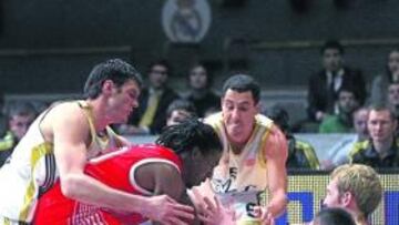 <b>BATALLA TOTAL. </b>Lavrinovic, Prigioni y Hansen luchan por un balón con Finley y Maciulis.