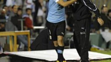 Tab&aacute;rez y Luis Su&aacute;rez durante un partido con Uruguay.