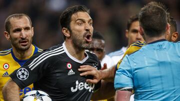 Buffon protesta al árbitro.