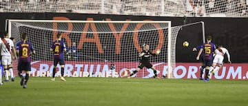 2-1. Raúl de Tomas en la jugada del segundo gol de Álvaro Garcí­a.