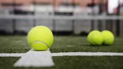 Pelotas de p&aacute;del dentro de una pista de p&aacute;del.