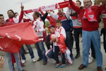 Miles de seguidores del Sevilla han llenado de colorido las calles de la capital polaca a la espera del partido.