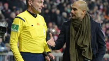 Guardiola con el linier durante el encuentro entre Bayern y Schalke