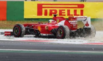 Felipe Massa tras pasar la primera curva.