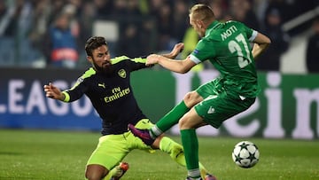 Arsenal&#039;s French forward Olivier Giroud (L) vies with Ludogorets&#039; Romanian defender Cosmin Moti (R) during the UEFA Champions League Group A football match between PFC Ludogorets and Arsenal, on November 1, 2016 at the Vassil Levski stadium in S