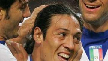 <b> VICTORIA DE ITALIA EN AMSTERDAM. </b> Mauro German Camoranesi, Luca Toni y Alberto Girardino, a la izquierda, celebran el primer gol de Italia marcado por éste último.