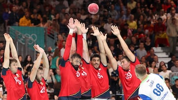 ugadores del equipo español de balonmano intentan bloquear un tiro del esloveno Aleks Vlah (d) durante el partido de balonmano entre España y Eslovaquia en la fase preliminar de los Juegos Olímpicos París 2024