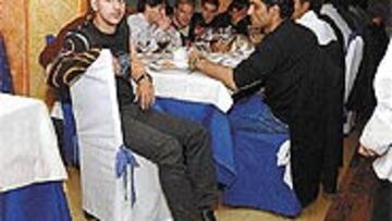 <B>EL PRIMER ACTO</B>. Michel asistió así a la cena que hubo anoche.