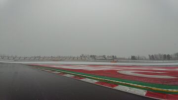 Montmeló se despierta nevado en el tercer día de test de F1