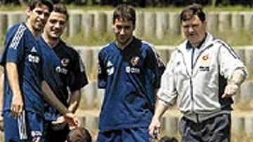 <B>BUEN AMBIENTE</B>. Los jugadores atienden las explicaciones de Camacho entre bromas.