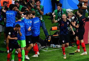 El reportero gráfico Yuri Cortez en la celebración del segundo gol croata.