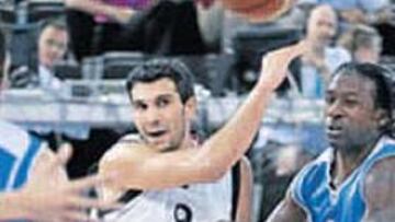 <b>SORPRESA. </b>El portugués Silva intenta penetrar ante dos rivales.