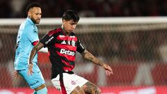 Erick Pulgar tumba a Neymar
