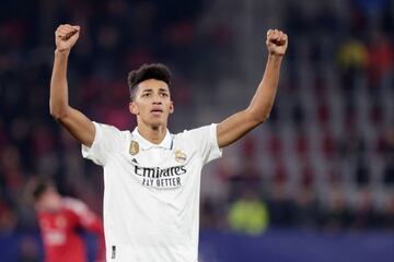 Álvaro Rodríguez celebra el triunfo del Real Madrid en El Sadar.