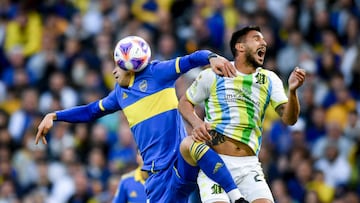 BUENOS AIRES, ARGENTINA - OCTOBER 09: Martin Payero of Boca Juniors jumps for the ball with Emanuel Iniguez of Aldosivi during a match between Boca Juniors and Aldosivi as part of Liga Profesional 2022 at Estadio Alberto J. Armando on October 9, 2022 in Buenos Aires, Argentina. (Photo by Marcelo Endelli/Getty Images)