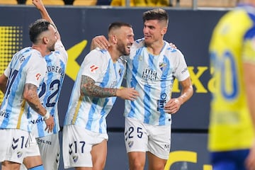 Dioni y Castel celebran sus goles en Cádiz.