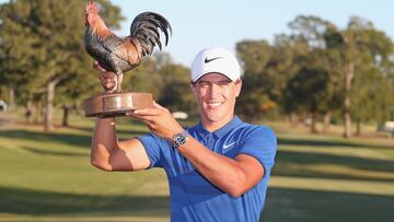 Cameron Champ posa con el trofeo de campeón del Sanderson Farms Championship en el Country Club de Jackson, Mississippi.