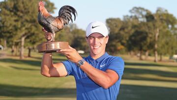 Cameron Champ posa con el trofeo de campe&oacute;n del Sanderson Farms Championship en el Country Club de Jackson, Mississippi.