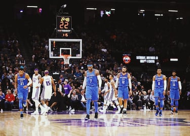 Uno de tantos. El proyecto de Kevin Durant, Russell Westbrook y James Harden era todavía un equipo en maduración y no se puede incluir en esta lista. Pero se esperaba mucho más y hubo mucho revuelo cuando, dos años después de la salida de Durant, llegaban dos jugadores no del draft, y sí de otros equipos: Paul George y Carmelo Anthony. La cosa, claro, salió bastante mal: Westbrook no superó la primera ronda en ninguno de los años que jugó en los Thunder sin Durant y Carmelo Anthony inició su paulatina caída a los infiernos, no era capaz de defender a nadie y acabó objetivamente defenestrado hasta que los Blazers le recuperaron hace solo unos meses. Paul George se quedó en 2 de 16 en tiros de campo en el sexto partido de la primera ronda ante los Jazz, sus verdugos con un Donovan Mitchell excepcional. El alero aguantó un año más que Carmelo, en el que opositó para el MVP (líder de robos y 28 puntos por partido). Pero los Blazers no dieron opción (4-1) y el proyecto se disolvió con una conclusión bien clara: con Westbrook, ganar era imposible. Al menos, con ese Westbrook. El problema, es que casi nunca hemos visto otro. 