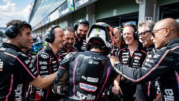 Jorge Martín llega al box de Aprilia tras su regreso a MotoGP.