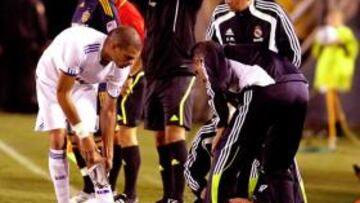 <b>LESIONADO. </b>Ante los Galaxy, Pepe explicó al doctor Hernández exactamente la zona que le dolía.