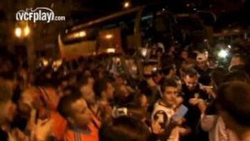 Gran recibimiento al Valencia tras su triunfo en Villarreal.