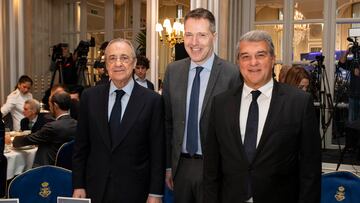 Los presidentes del Real Madrid y del Barcelona con el CEO de la Superliga, Bernd Reichart.