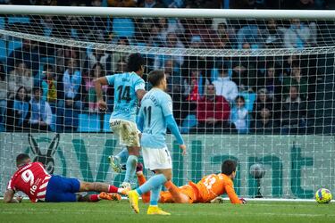 Estreno goleador del delantero neerlandés con el Atlético de Madrid. Su primer gol le dio el triunfo al conjunto rojiblanco. En la imagen se ve a Memphis en el suelo tras golpear el balón.