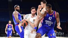 Rudy Fern&aacute;ndez trata de superar a Dunston durante un Anadolu Efes-Real Madrid.