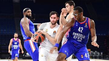 Rudy Fernández trata de superar a Dunston durante un Anadolu Efes-Real Madrid.